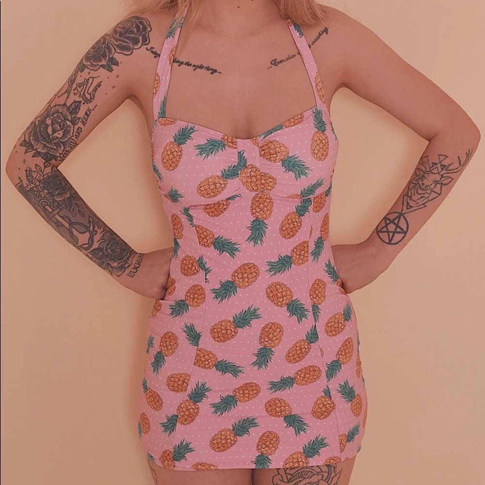 NWT COLLECTIF X PLAYFUL PROMISES
Pineapple Skirted Halterneck Swimsuit 4